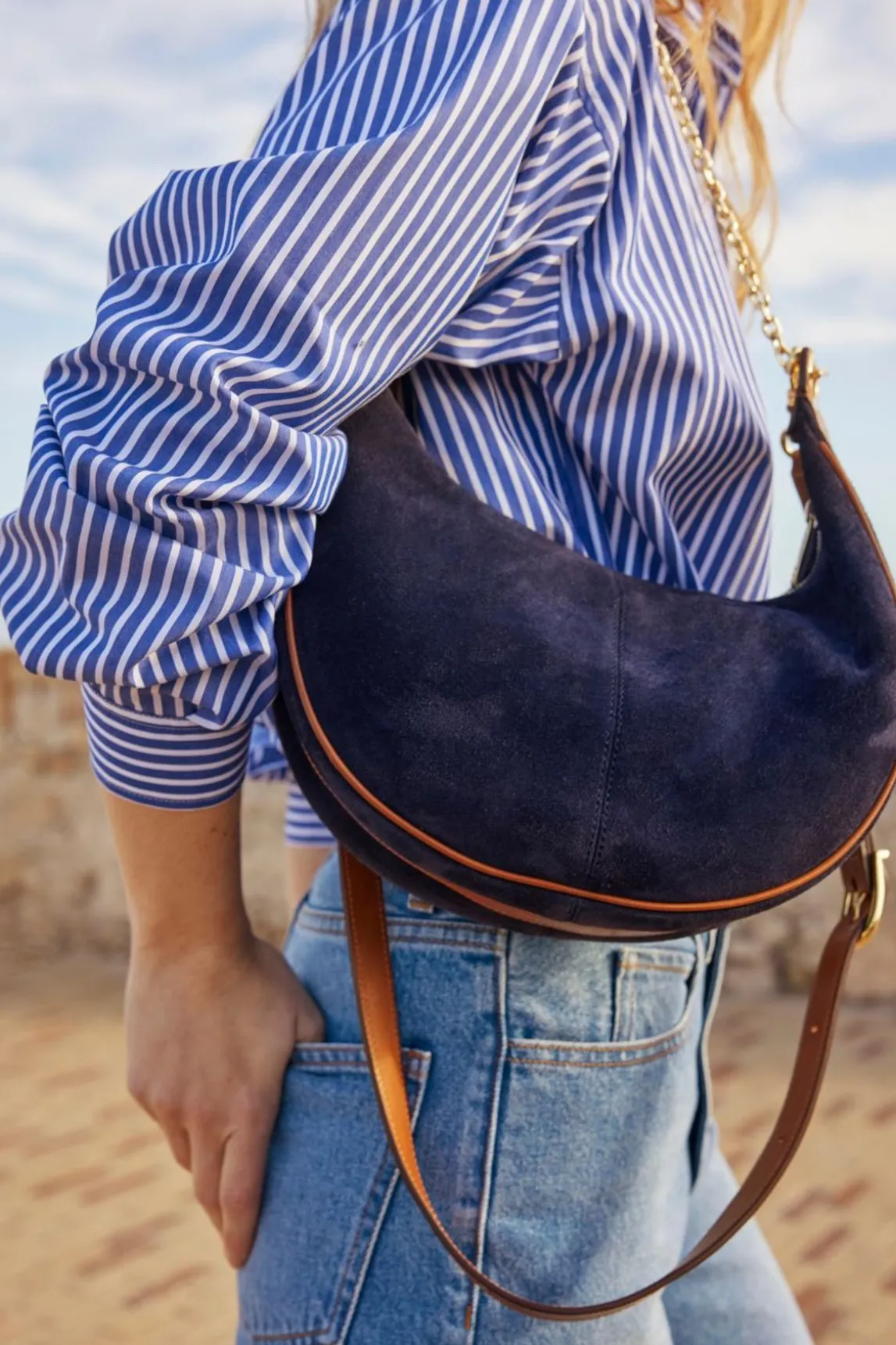 Sac Demi-Lune En Cuir Velours Bleu - Suzanne